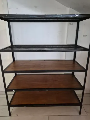 Prateleira de metal e madeira