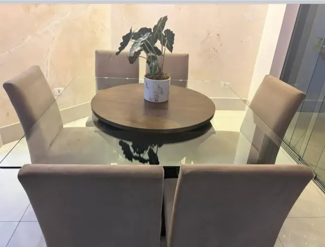 Mesa de jantar 1,40x1,40 com base giratória e 06 cadeiras, bom estado de conservação.