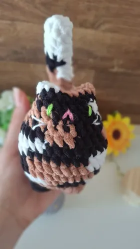 Gatinho de pelúcia tricolor de amigurumi