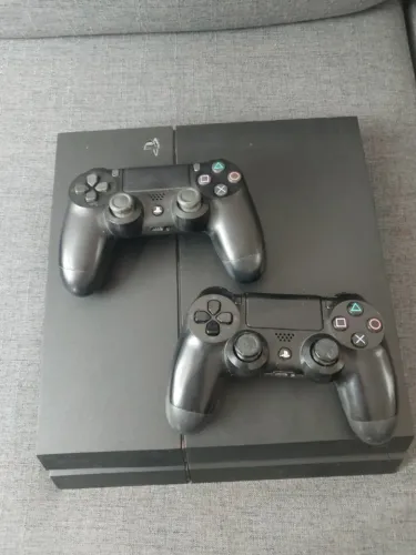 PS4 500GB - 2 Controles + 2 Jogos + HD Externo 1TB - Func.