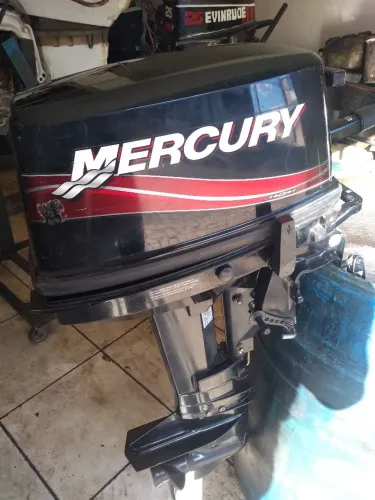 Motor de popa Mercury 8 Hp semi-novo 2015