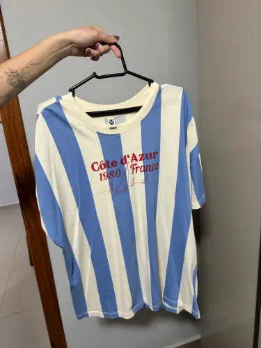 Camiseta Hering feminina, listrada azul e branca