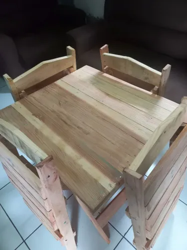 Mesa de madeira com 4 cadeira dobrável retirada e. Santa Rita zap *