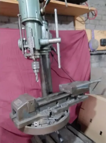 Vendo furadeira de bancada Sanches engrenada com morsa