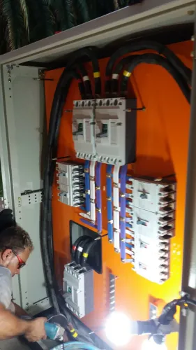 Precisa se ajudante de elétrica e eletricista / Leia o anúncio com atenção 
