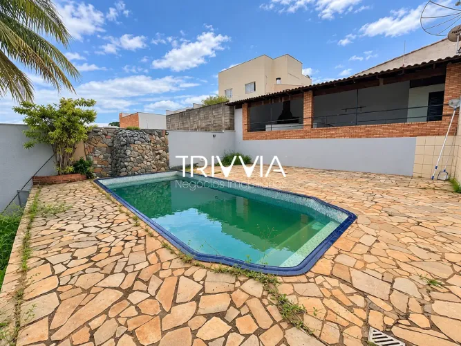 Casa para locação no Jardim Patrícia 4 quartos, suíte, piscina e 6 vagas