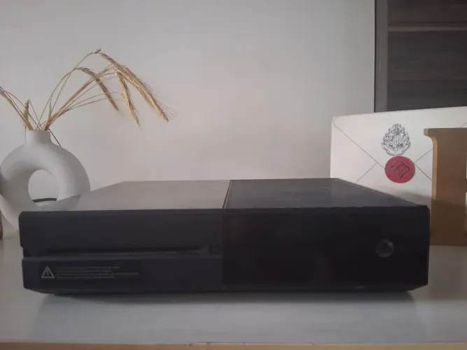 Xbox one funcionando perfeitamente, com um controle.