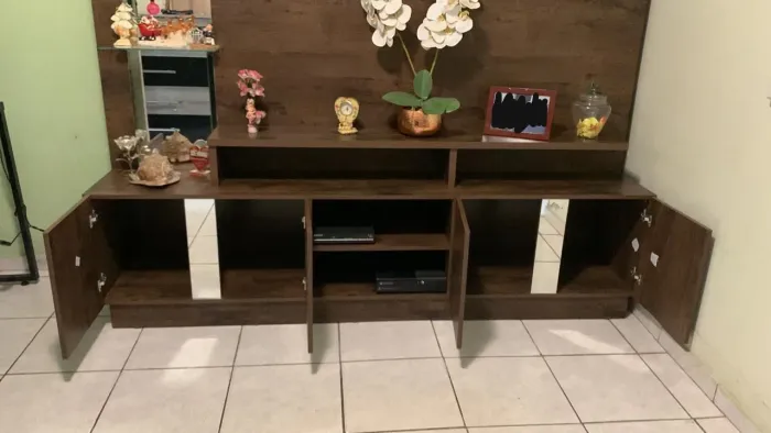 Rack para TV Grande com Nichos e Portas em Madeira Escura - Excelente Estado