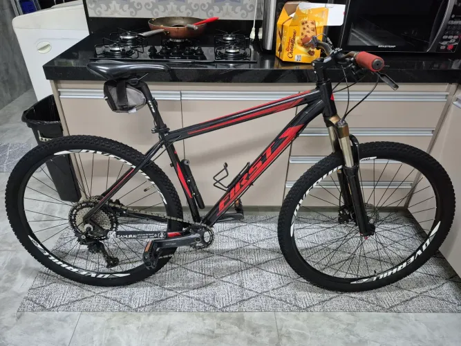 Bike Firts quadro 19, freio hidráulico