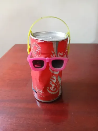 Lata coça cola dançante