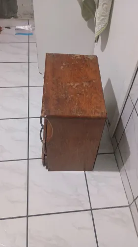 Criado mudo em madeira rústica. 