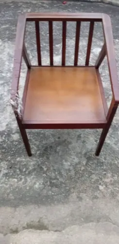 Vendo 2 cadeiras antigas Boas de madeira e um quadro para saí agora
