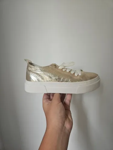 Tenis Arezzo Dourado, Tamanho 33, extremamente conservado 