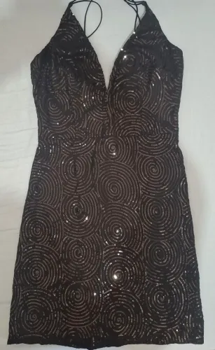 Vestido preto lantejoulas