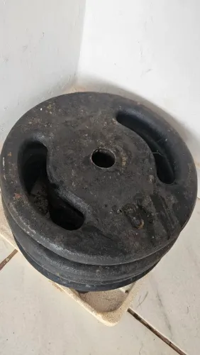 Anilhas e barra de musculação