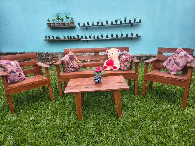 Conjunto de bancos para jardim.