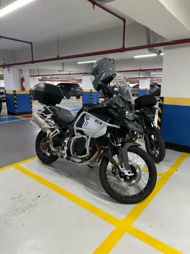 BMW F 900 GS Adventure Plus preta linda novinha