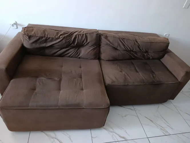 Sofá retrátil marrom com 2,5 