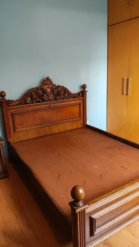 Cama de cerejeira com cômoda e criados