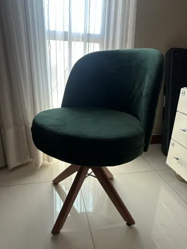 Poltrona verde com pé de madeira