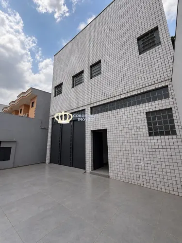 Galpão industrial à venda em São Paulo-SP: 3 salas, 5 banheiros, 6 vagas de garagem, 669m²