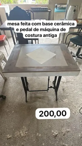 Mesa feita com base cerâmica e pedal de máquina de costura antiga