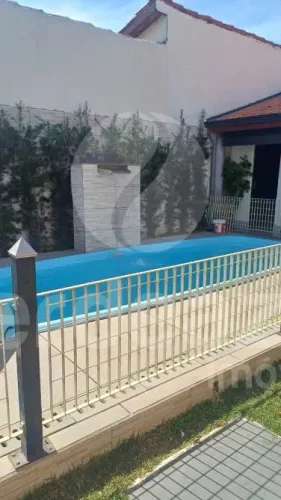Casa em condomínio com piscina e com hidromassagem em Campinas-SP.