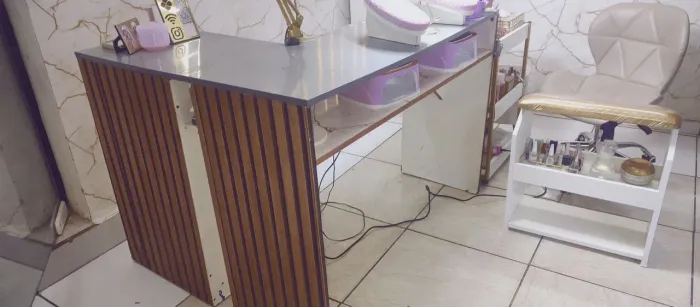 VENDO UMA MESA DE MANICURI