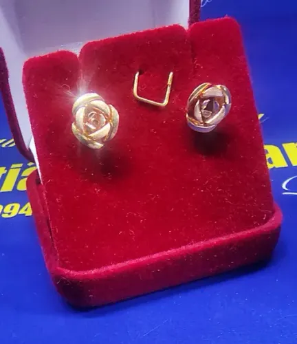 Par de Brincos Modelo Rosa Peso 1.80 Grama  13 mm Ouro 18 Kilates Duas Cores              