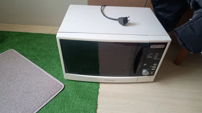 Vendo microondas 32 litros, com avarias,não sei qual defeito.