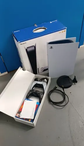 Playstation 5 com midia digital e dois controles.