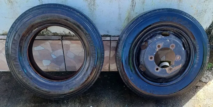 PNEUS 215/75/R17,5+ RODA 215/75/R17,5 + TAMPA DO TETO DO VW 3/4
