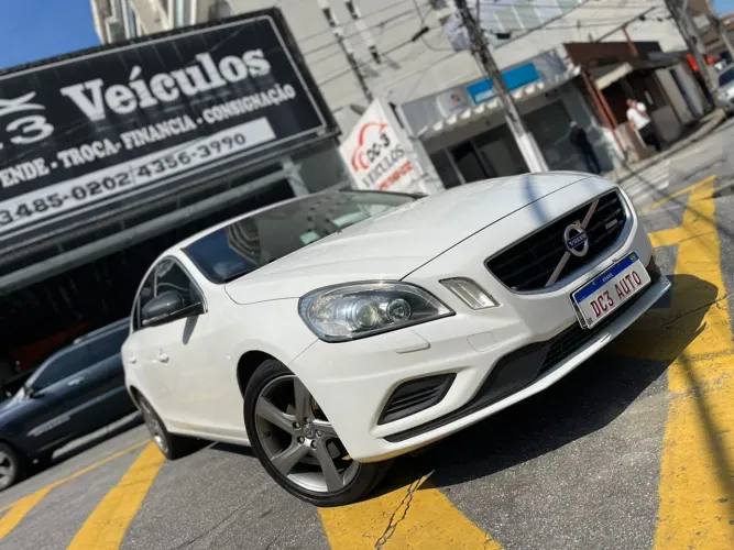 Volvo S60 T-5 R-design 2.0 240cv 4P 2013