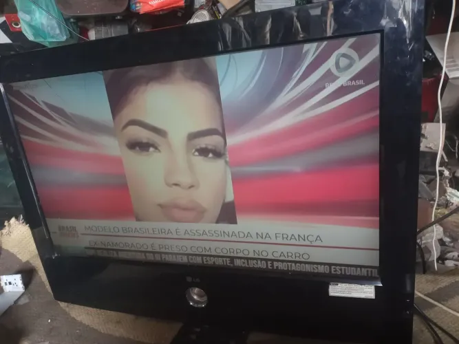 TV MONITOR VERMELHA 32 POLEGADAS LINDONA