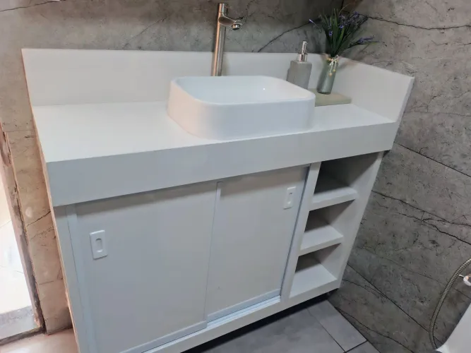 Armário e pia feito com porcelanato 