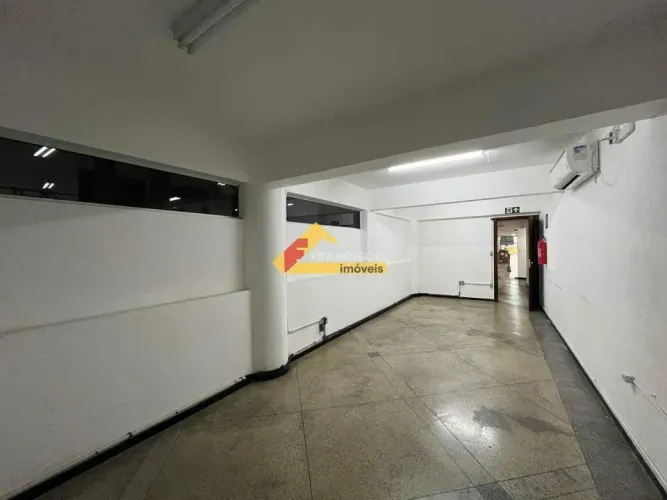 Sala comercial localizada no Centro