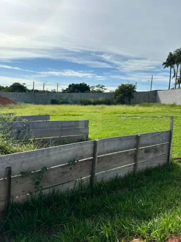 Terreno Para Venda em condomínio fechado no Bairro Jardim Karaiba