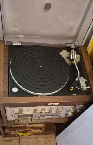 Toca disco com vários discos 