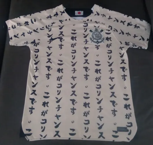 Camisa Corinthians Third temporada 2022/2023 tamanho M modelo com ideogramas em japonês