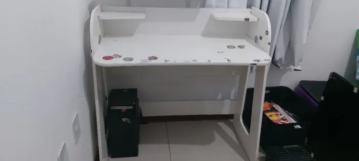 Escrivaninha Branca com Prateleiras (Estudo / Computador)