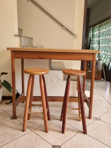 Mesa Alta Bistrô com 2 Banquetas em Madeira Maciça