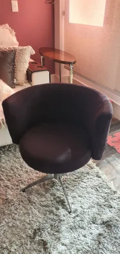 Cadeira giratória em suede preto