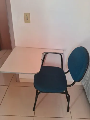 Cadeira com mesinha acoplada para estudos ou para jogar