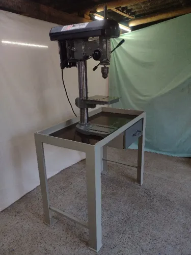 Furadeira de bancada 220V monofáscica FB 16 com bancada fabricada em chapa de aço