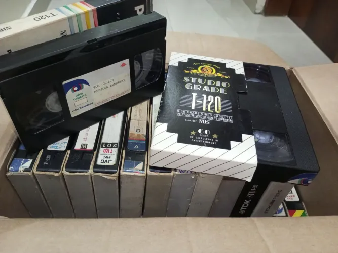 Caixa 9 com 27 fitas vhs da video club do Brasil