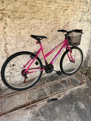 Bicicleta de marcha, em perfeito estado, tudo original. Foi só comprada, nunca usada 
