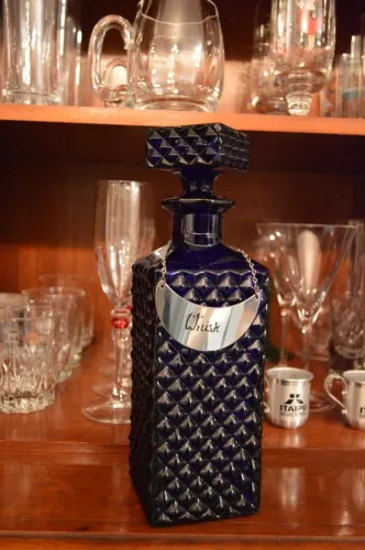 Garrafa em vidro prensado azul 