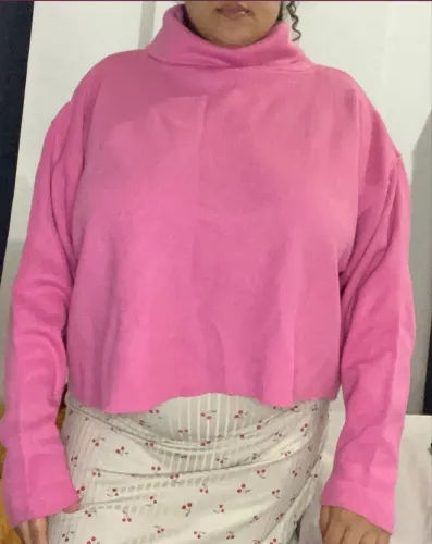 Suéter cropped oversized gola alta rosa chiclete