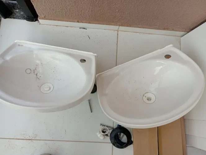 Duas pias para banheiro novas