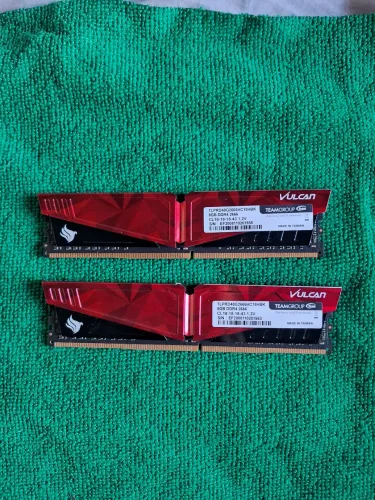 2 pentes de Memória RAM TeamGroup Vulcan DDR4 8GB 2666MHz - Usado uma vez